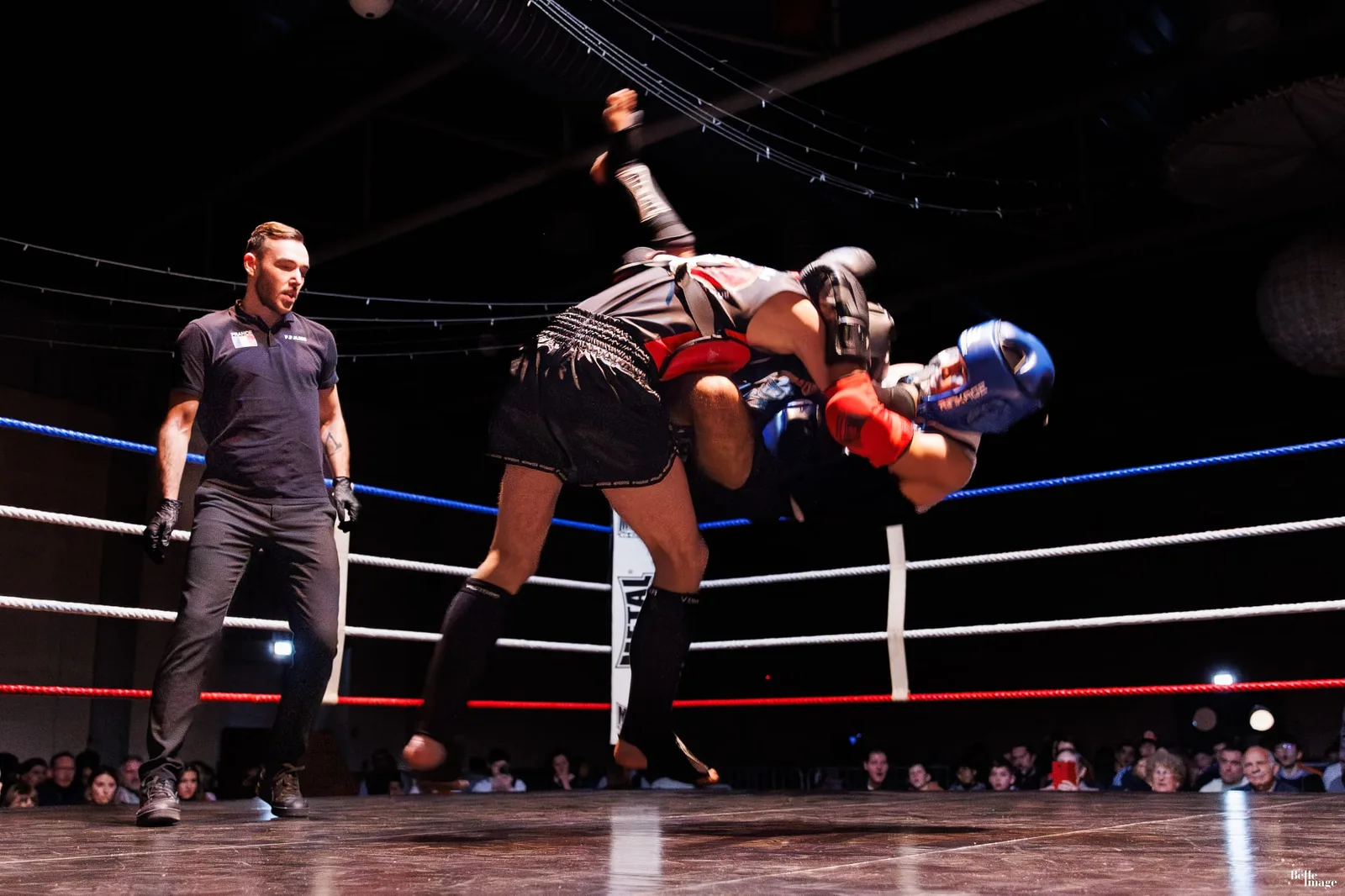 Frappe du genou en muay thaï sur le ring