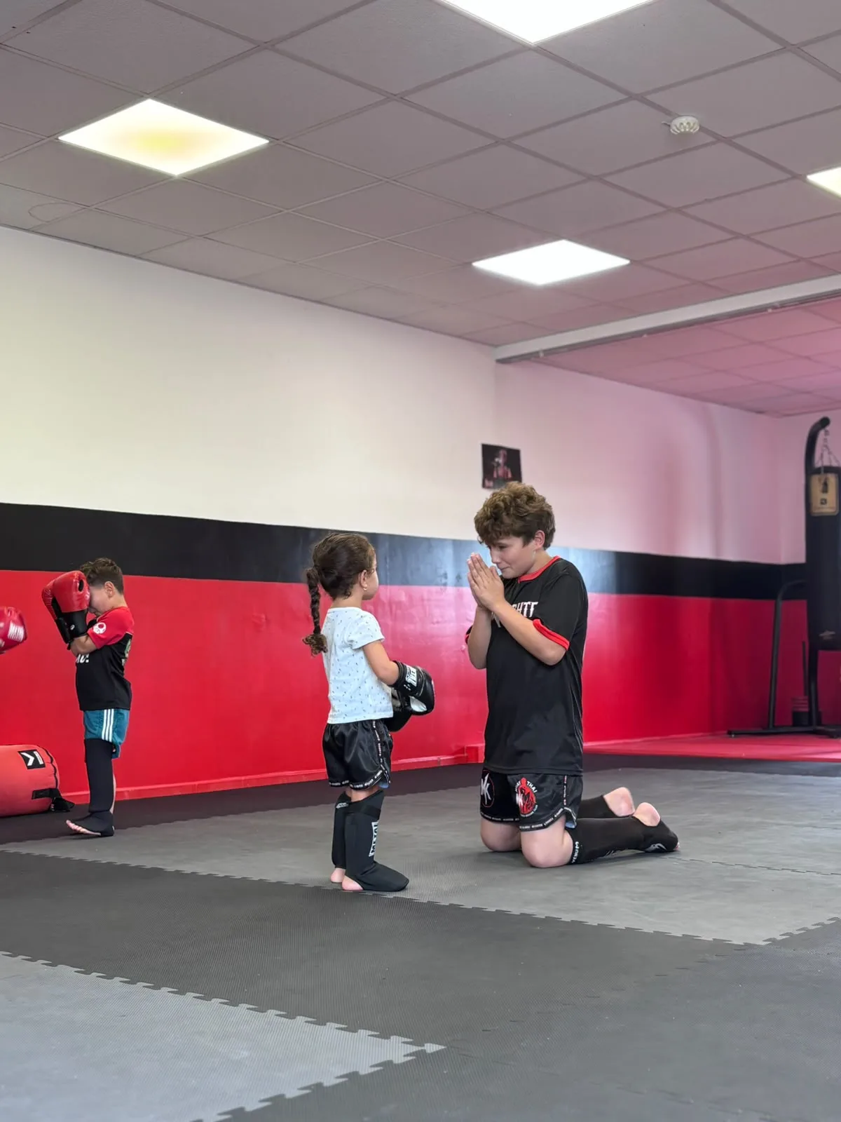 Cours de boxe pour enfants encadré par le coach dans la salle de Congénies